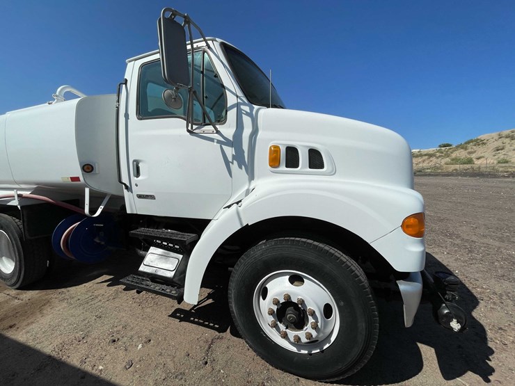 #1851-•-2000-sterling-7500-water-tank-truck-(has-nm-title)-image-71