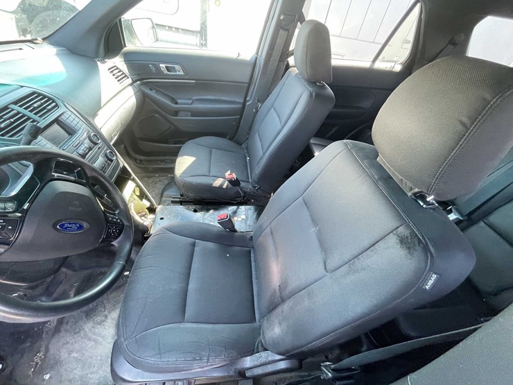 2017-ford-explorer-image-32