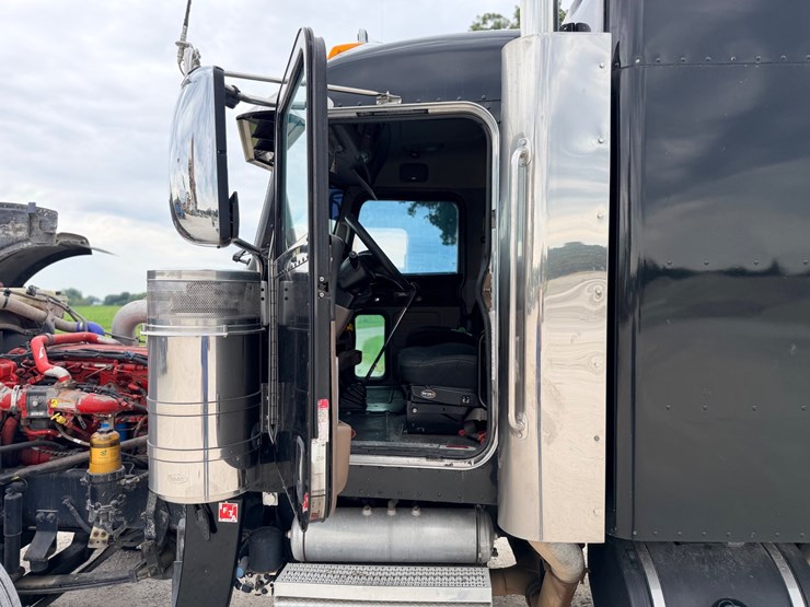 2014-peterbilt-389-image-44