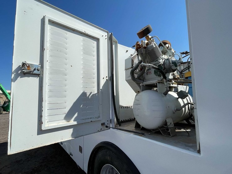 2004-peterbilt-330-image-12