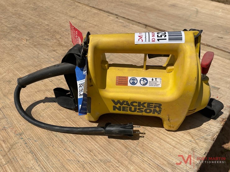 wacker-neuson-2hp-concrete-vibrator-with-shoulder-strap-image-2