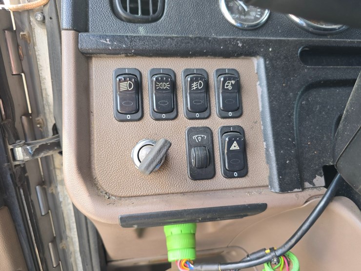 2014-peterbilt-389-image-71