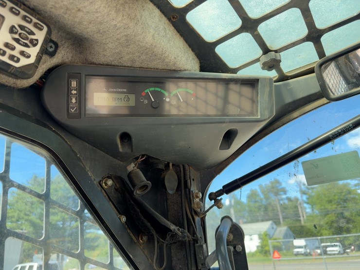 2013-deere-329e-image-25