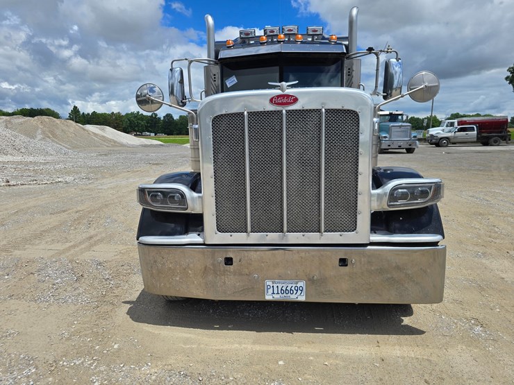 2014-peterbilt-389-image-33