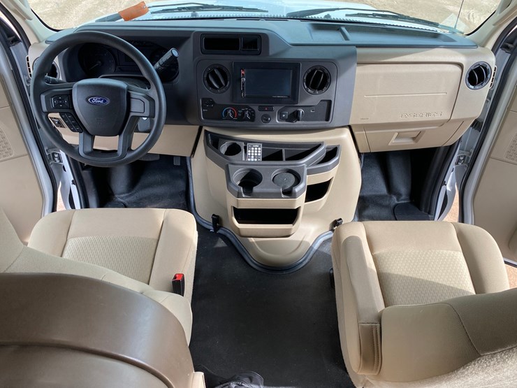 2021-ford-e350-image-14