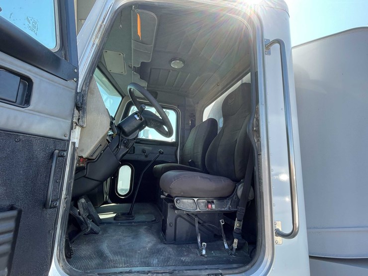2004-peterbilt-330-image-47