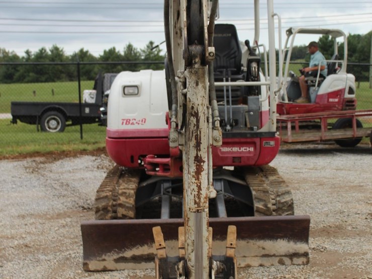 takeuchi-tb240-image-8