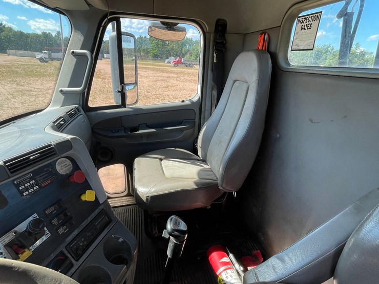 #217-•-2005-freightliner-day-cab-(has-wi-title)-(kronenwetter,-wi)-image-53