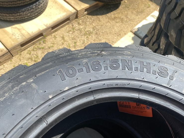 #2210-•-(4)-forerunner-10-16.5-radial-tires-image-4