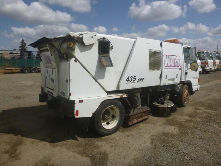 2005-isuzu-nqr-image-3