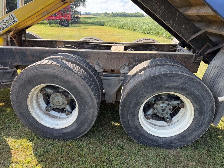 1975-ford-8000-image-59