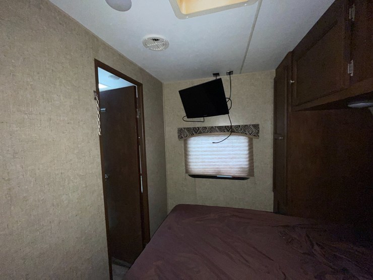#2956-•-2017-venture-sporttrek-327-camper-(has-wi-title)-image-24