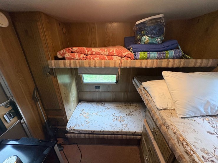 #5996-•-1989-fleetwood-resort-camper-(three-lakes,-wi)-(has-wi-title)-image-48