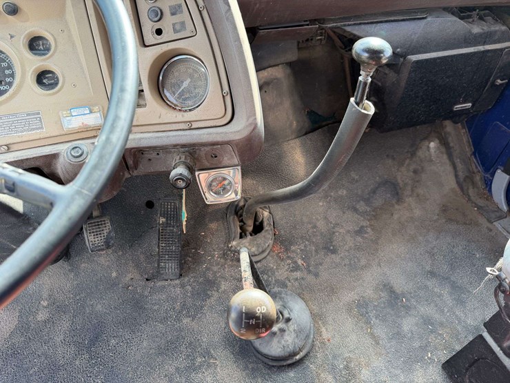 1975-ford-8000-image-38