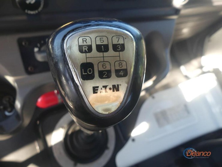 2015-freightliner-m2-106-image-17
