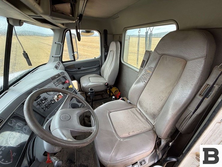 2005-freightliner-columbia-120-image-56