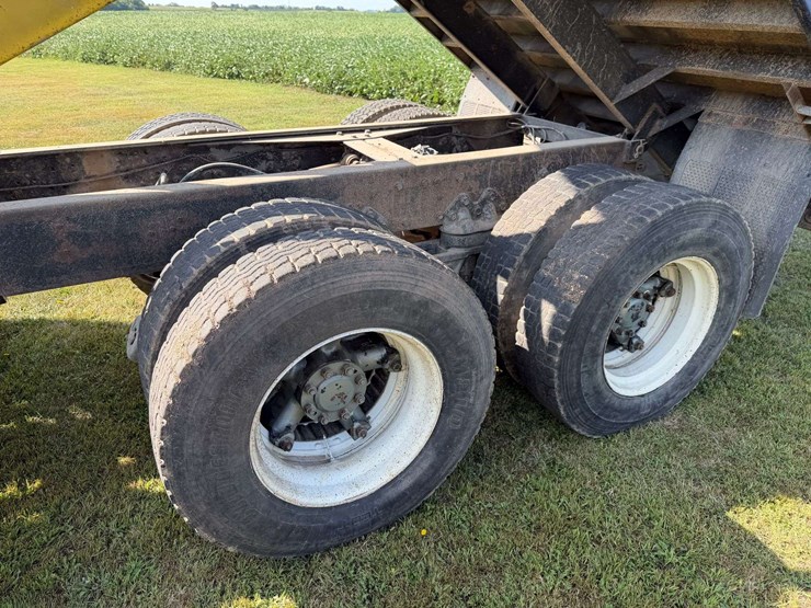 1975-ford-8000-image-58