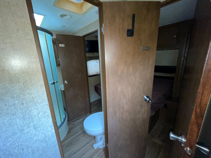 #2956-•-2017-venture-sporttrek-327-camper-(has-wi-title)-image-25