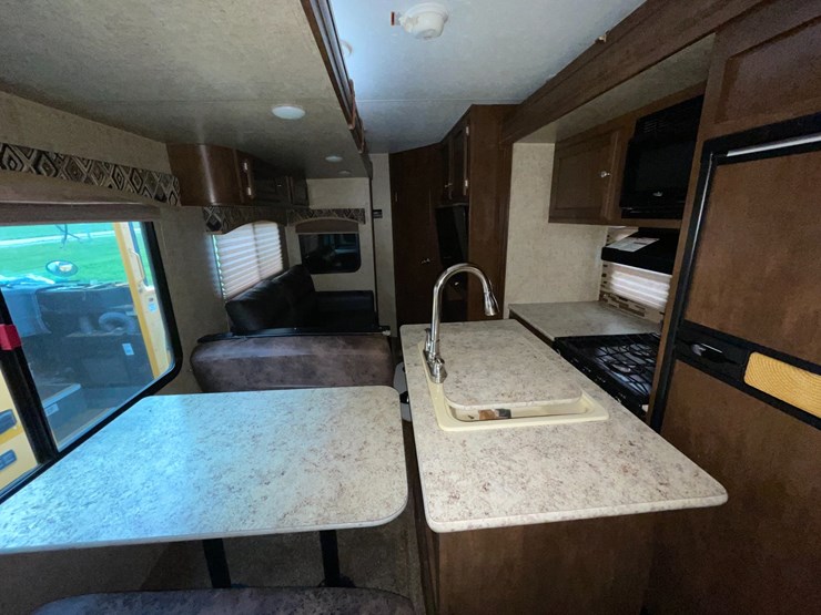 #2956-•-2017-venture-sporttrek-327-camper-(has-wi-title)-image-29