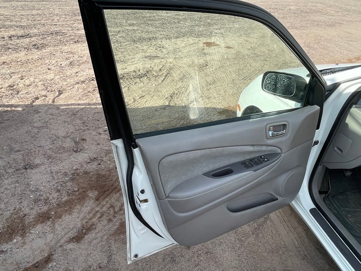 #1853-•-2002-toyota-prius-(title-in-delay)-image-29