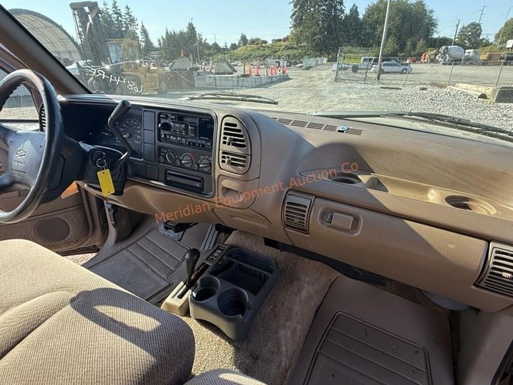 1995-chevrolet-suburban-1500-ls-image-37