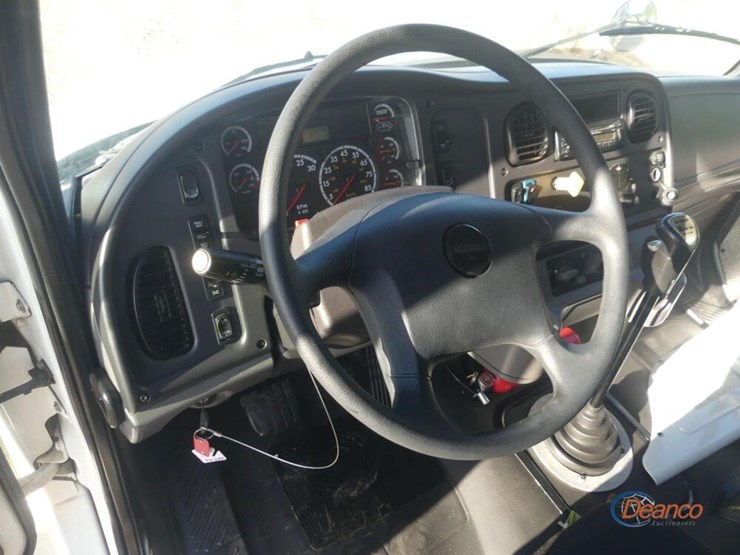 2015-freightliner-m2-106-image-14