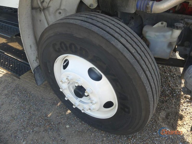 2015-freightliner-m2-106-image-11