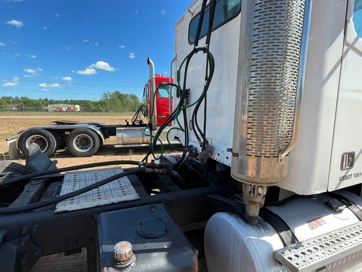 #217-•-2005-freightliner-day-cab-(has-wi-title)-(kronenwetter,-wi)-image-23