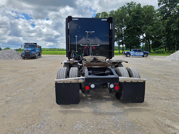 2014-peterbilt-389-image-15