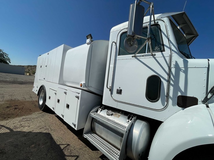 2004-peterbilt-330-image-74