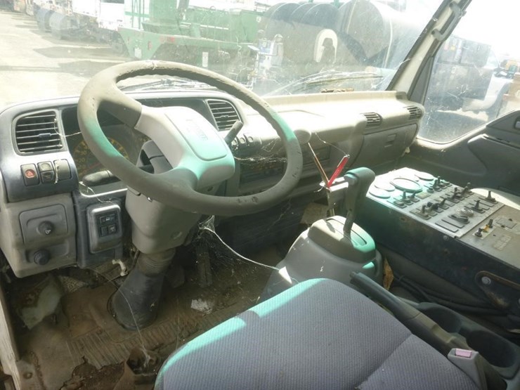 2005-isuzu-nqr-image-11