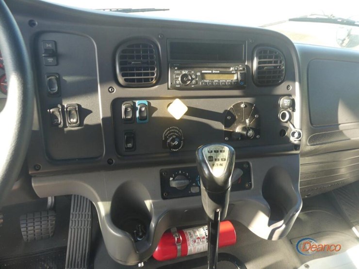 2015-freightliner-m2-106-image-16