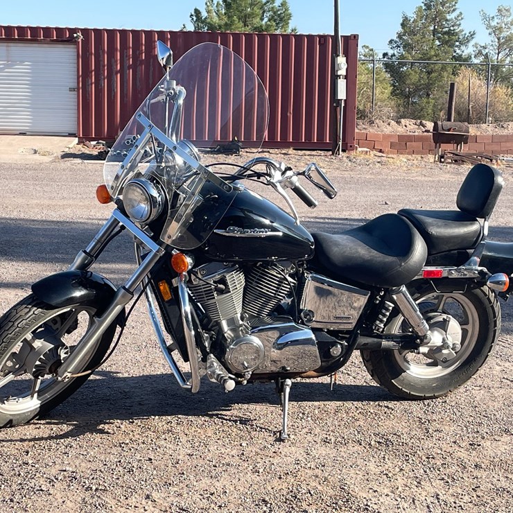 #1863 • 2006 Honda VT1100 (Has NM Title)