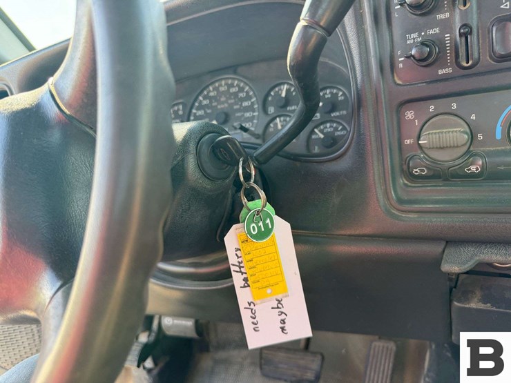2002-chevrolet-silverado-2500-image-35