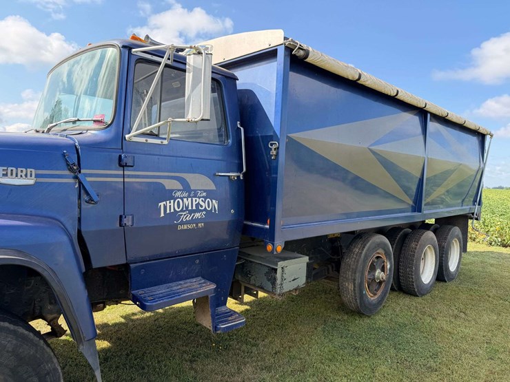 1975-ford-8000-image-32