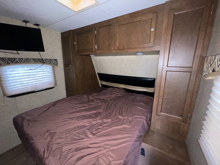 #2956-•-2017-venture-sporttrek-327-camper-(has-wi-title)-image-22
