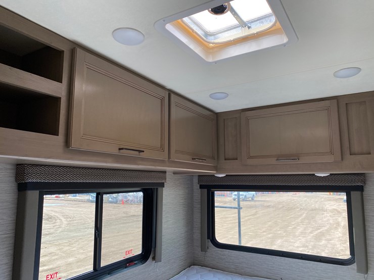 2021-ford-e350-image-40