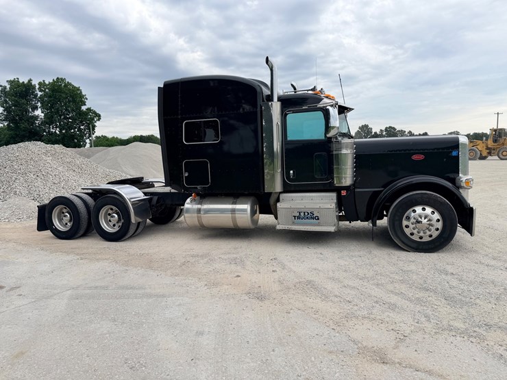 2014-peterbilt-389-image-11