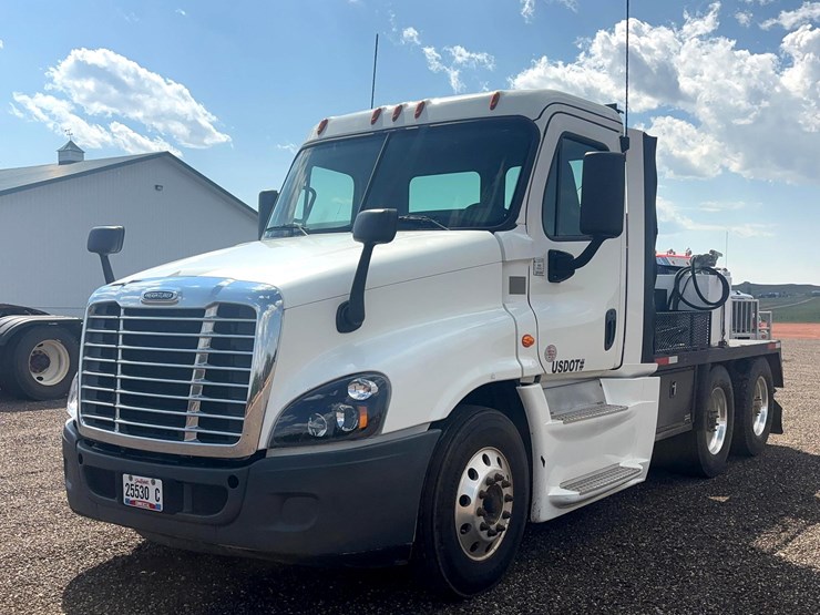 2016-freightliner-cascadia-125-flatbed-truck-image-1