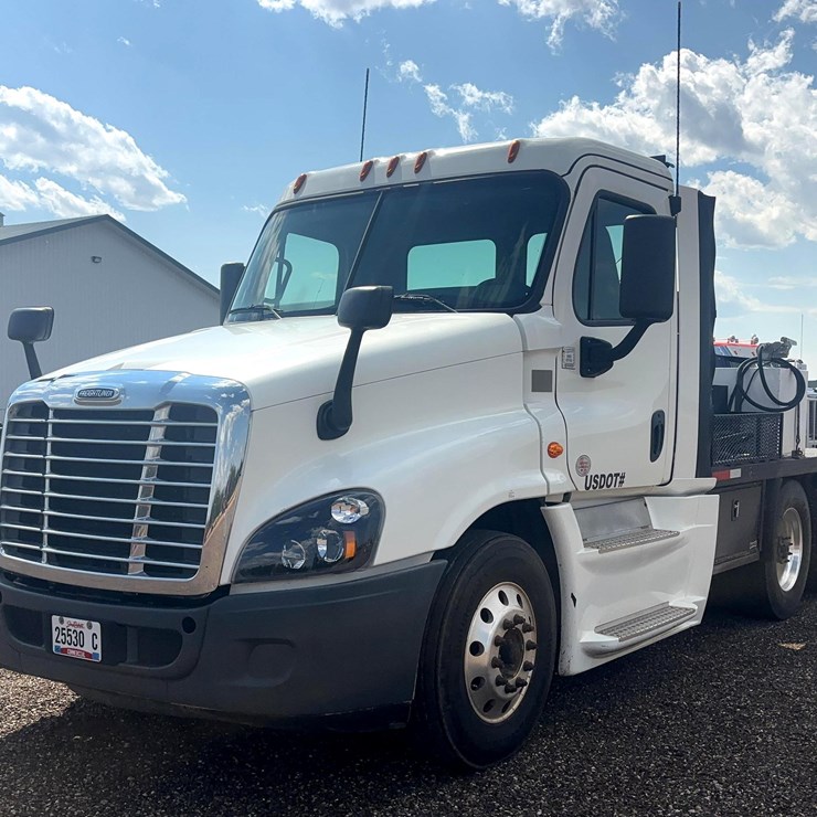 2016 Freightliner Cascadia 125 Flatbed Truck