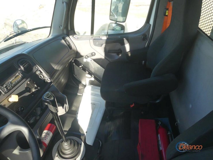 2015-freightliner-m2-106-image-15