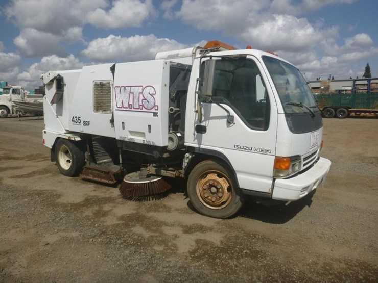 2005-isuzu-nqr-image-2