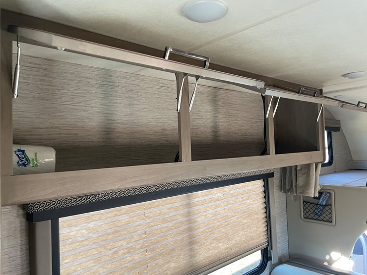 2021-ford-e350-image-123