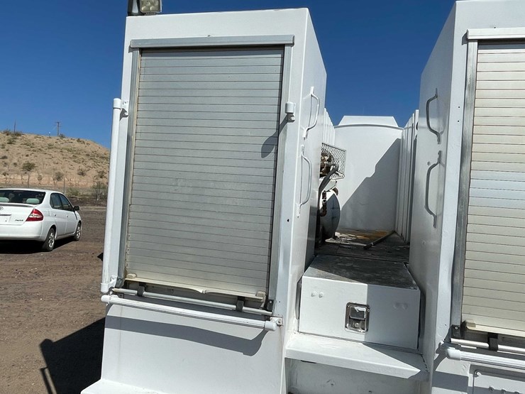 2004-peterbilt-330-image-98