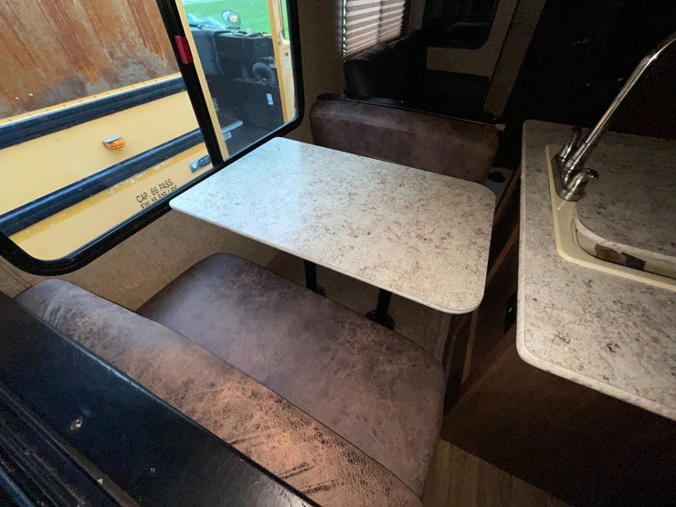 #2956-•-2017-venture-sporttrek-327-camper-(has-wi-title)-image-31