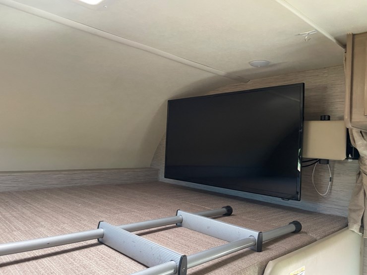 2021-ford-e350-image-120