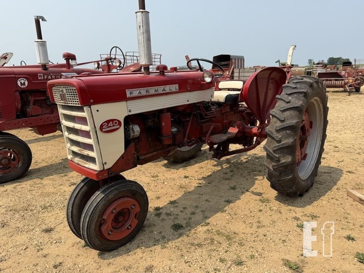 1959-farmall-240-image-3