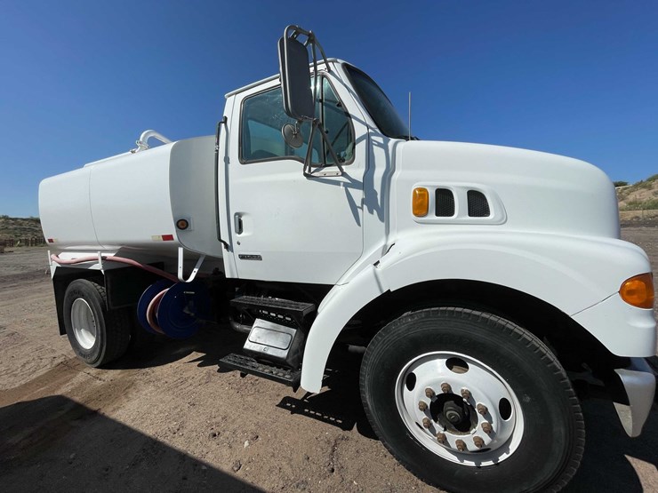 #1851-•-2000-sterling-7500-water-tank-truck-(has-nm-title)-image-6
