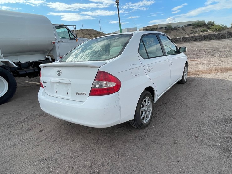 #1853-•-2002-toyota-prius-(title-in-delay)-image-8