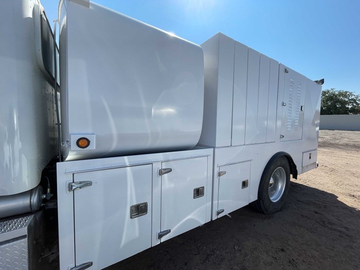 2004-peterbilt-330-image-27